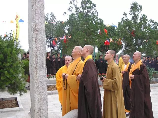 图为住持义辉法师陪同净慧长老考察观海寺碑记,长老认定观海寺为