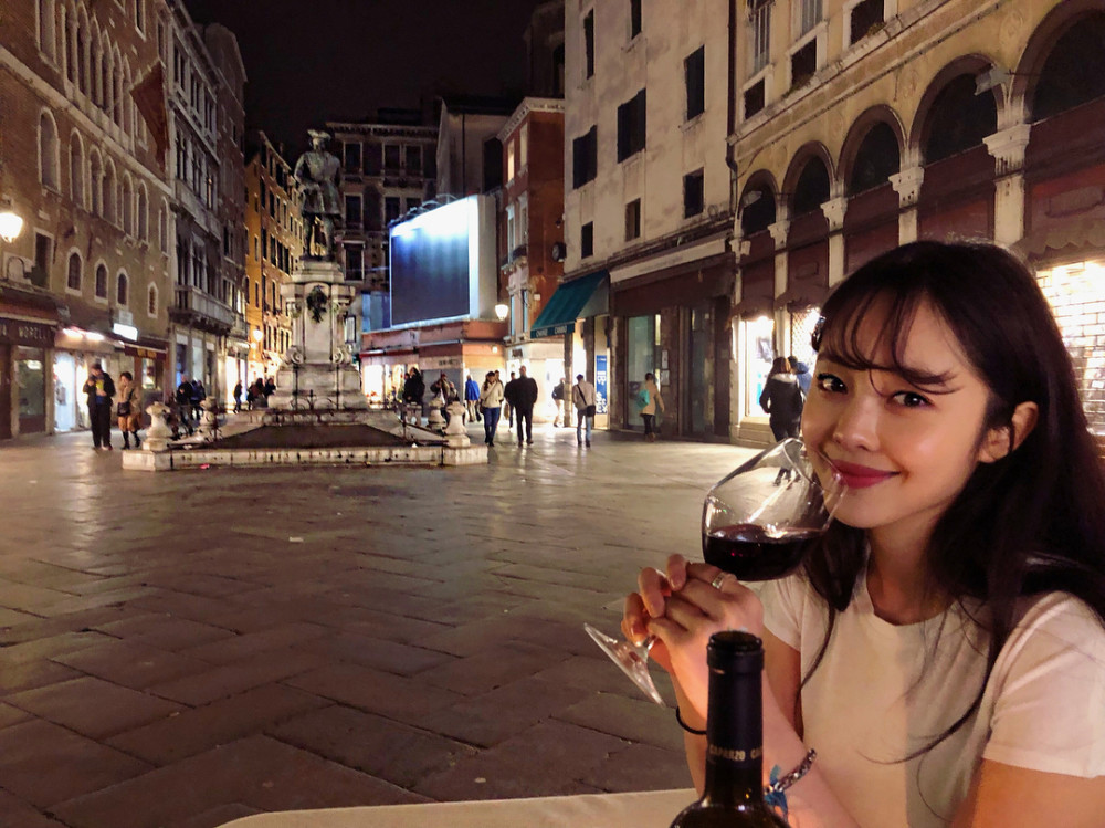 美女晒照分享好身材秘诀,因一字马开球走红