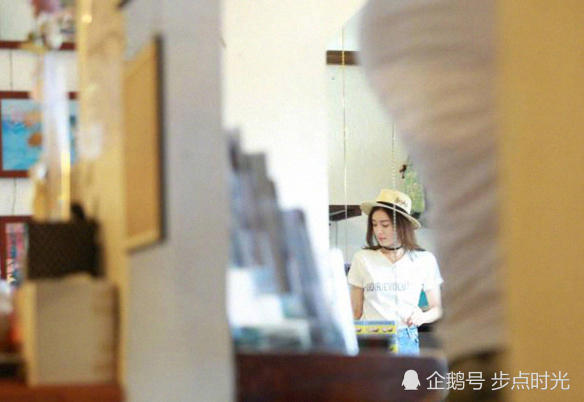 网友帕劳偶遇秦岚 白T恤配牛仔裤简洁又好看