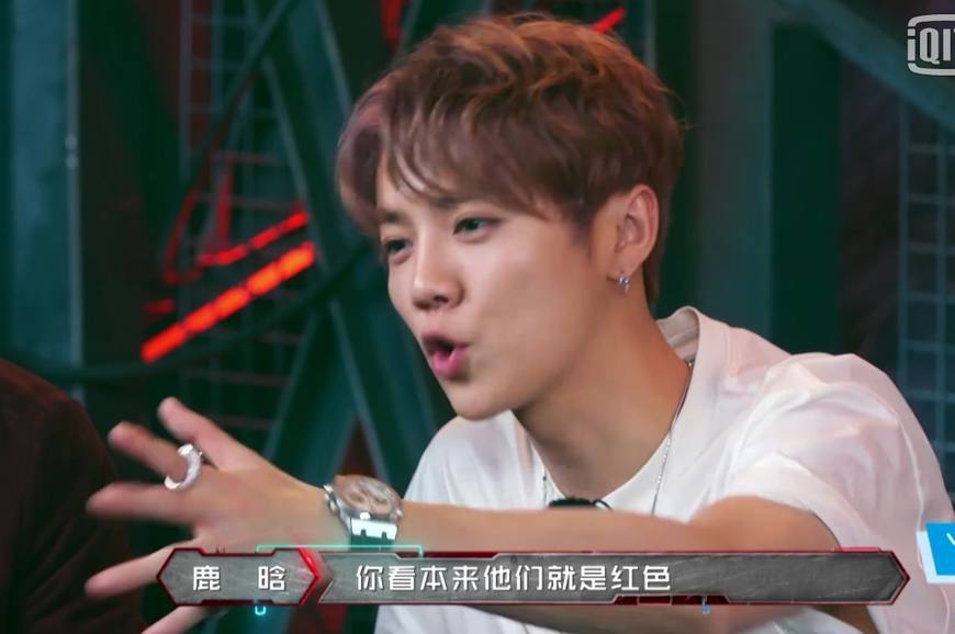 鹿晗和王嘉尔的迷之默契,两人连笑的姿势都一样