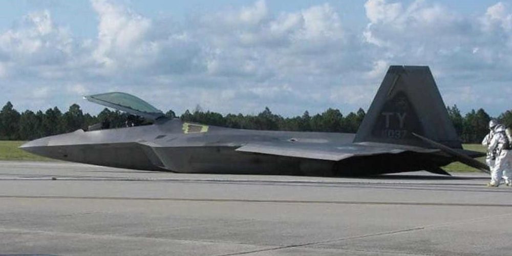 美军F22战机起飞失败,机腹摩擦跑道着地
