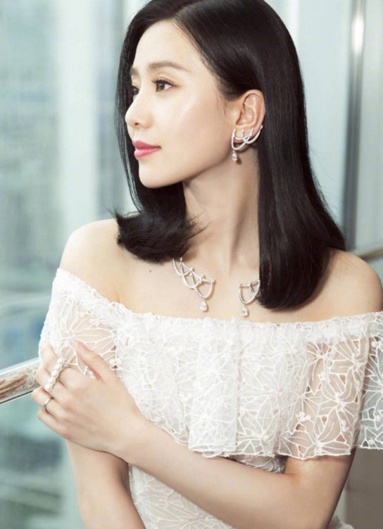 刘诗诗身穿一件白色的漏肩长裙非常迷人