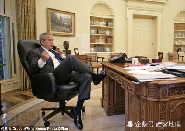小布什也会这招,他同样在白宫椭圆形办公室内不看照相机的镜头打电话
