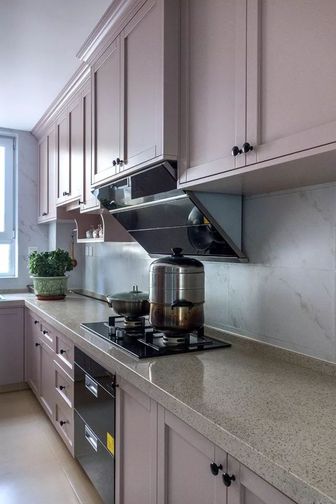 灰色调的橱柜,大理石台面,厨房简约优雅,又易于打理.