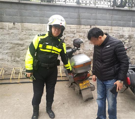 济南一小伙借同学的摩托骑 没想到驾照被扣12