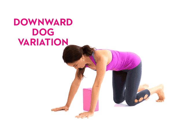 灵活脊柱,放松背部 仰卧,弯曲膝盖,膝盖并拢 双手弯曲,手肘对齐肩膀