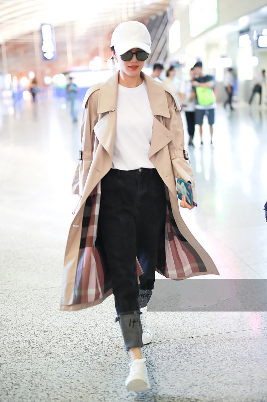 全是健身的祸!张钧宁将风衣穿出粗壮狂野