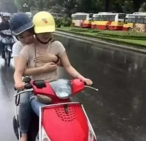 妹子我也好想跟你下雨去骑电动车,好吗?