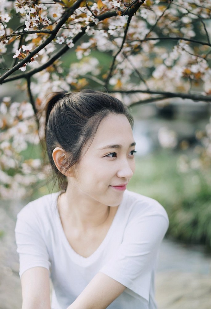 樱花树下嫣然一笑,小清新美少女随性照片,高冷有带点文质彬彬女神范!