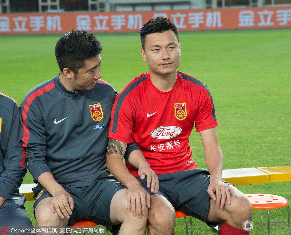 国足拍最新全家福 高洪波正襟危坐