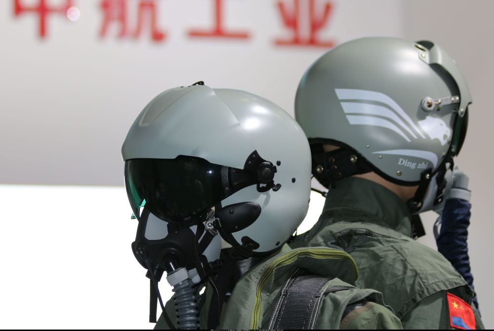 歼20飞行员用上全新轻量化头盔:急需的这款装