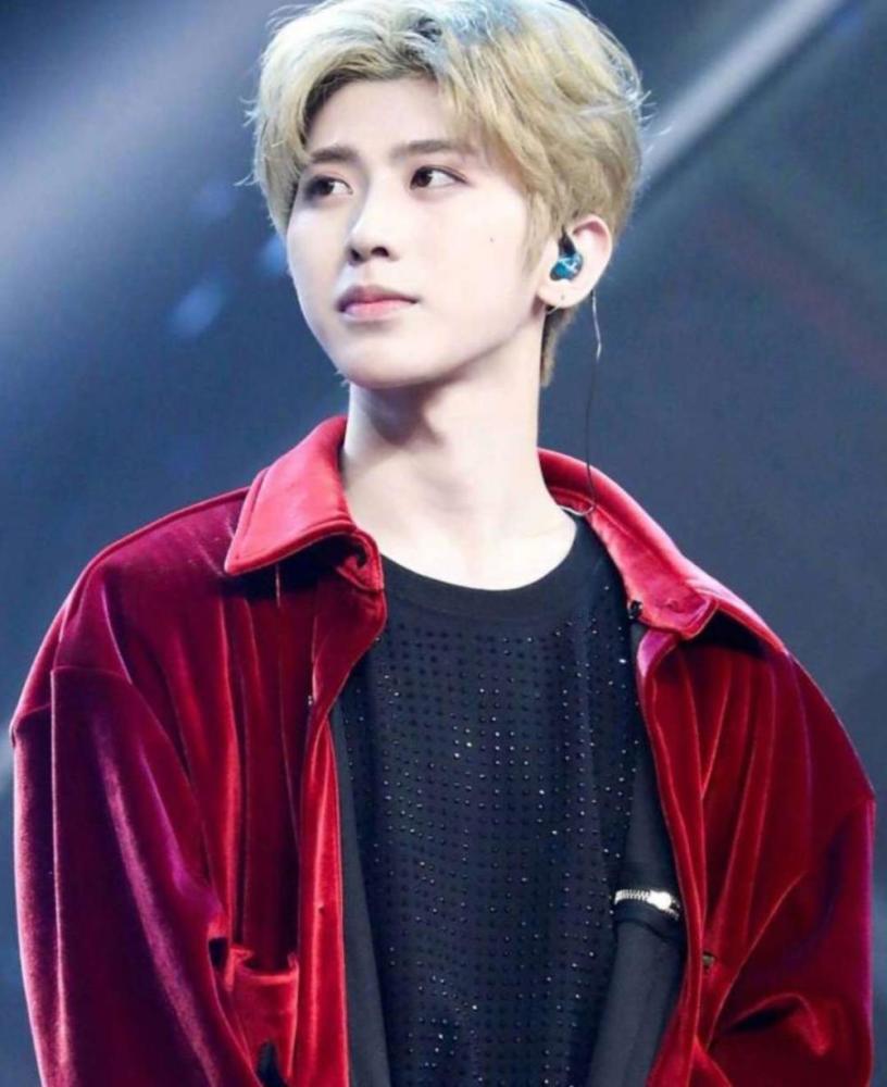 蔡徐坤第一个去评论关晓彤,原来他们私下关系