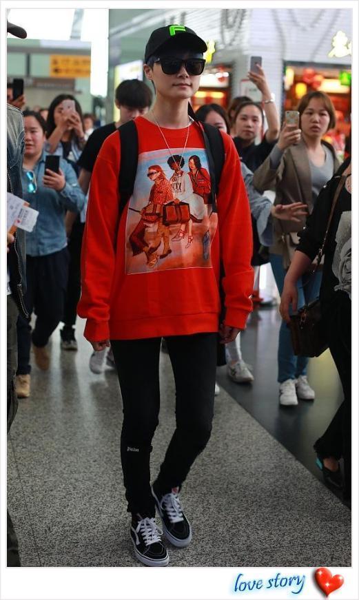 64岁赵雅芝与30岁李宇春,机场同穿红色卫衣,你