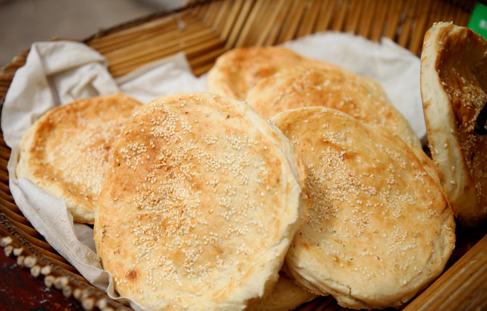 河南特色美食:女子街头卖鸡窝烧饼