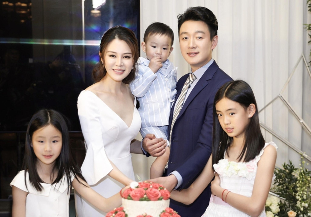佟大为关悦结婚十周年三个孩子首曝光 一家五口大女儿