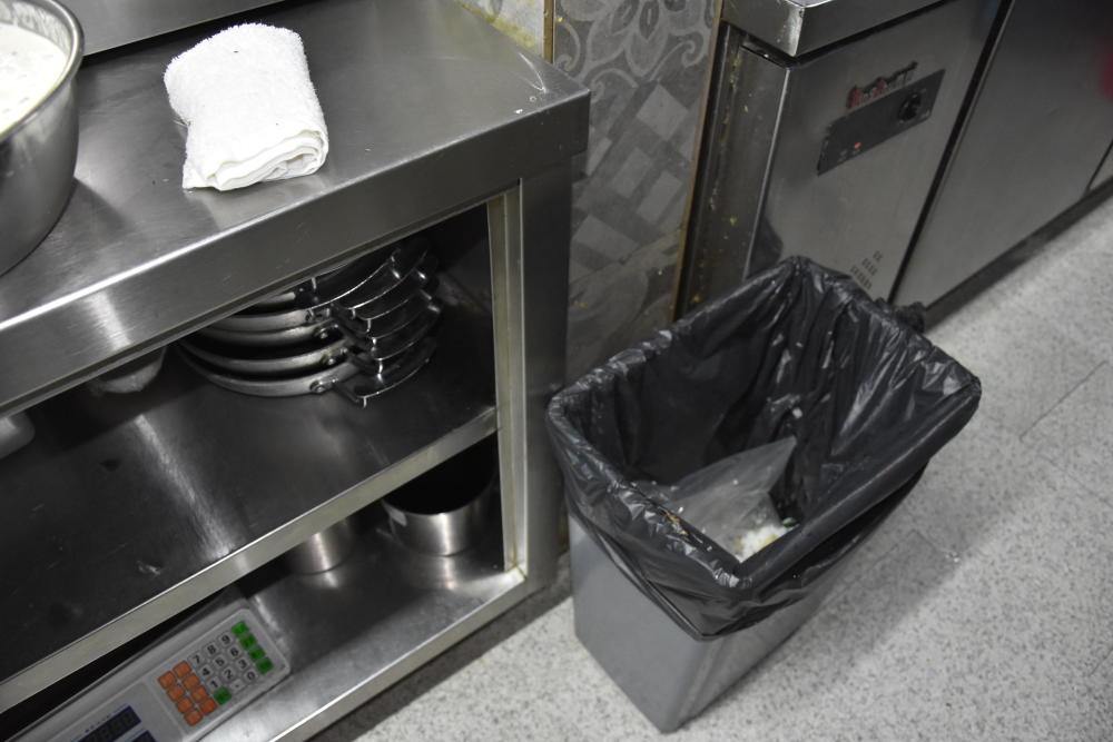 后厨地面有洞餐具混放大鹏一餐厅问题多被降c