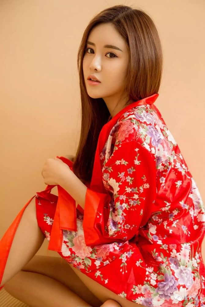 段子美女图:小帅哥,快来玩呀