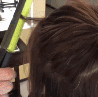 两边的头发选出几缕,向外卷两圈.