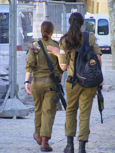 以色列女兵泳装度假也枪不离手
