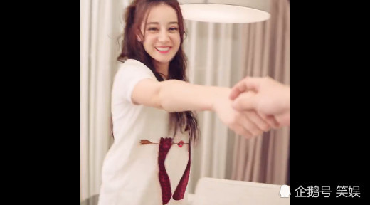 男友视角的迪丽热巴萌翻了,花式献爱心笑得好