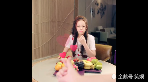 男友视角的迪丽热巴萌翻了,花式献爱心笑得好