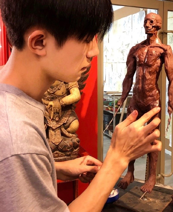 易烊千玺的猫都出道拍广告了,真的是人不如猫