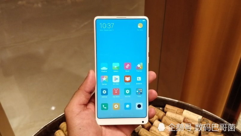 荣耀10也是刘海+宽下巴,国产全面屏最佳设计是