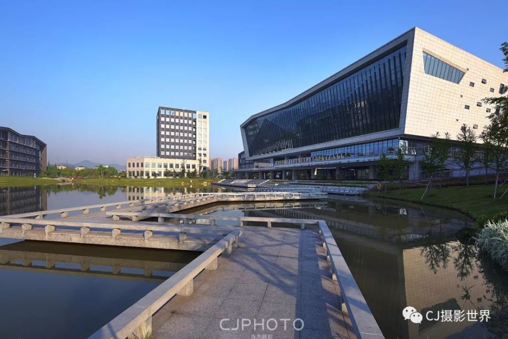 依湖而建的图书馆.