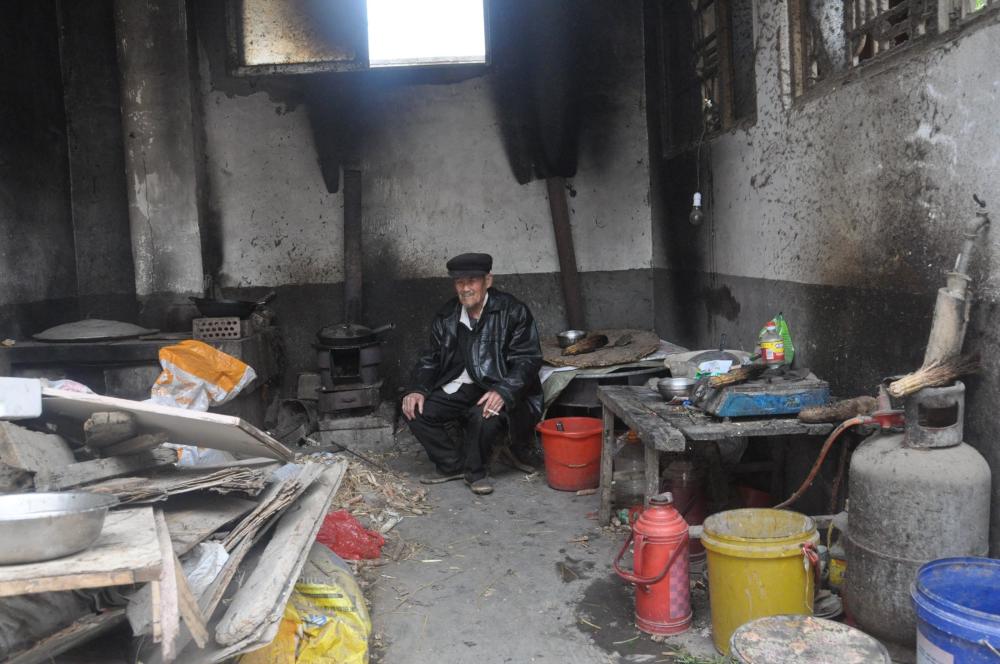 精神病母亲守护1岁重病儿子 为省钱8旬奶奶炒