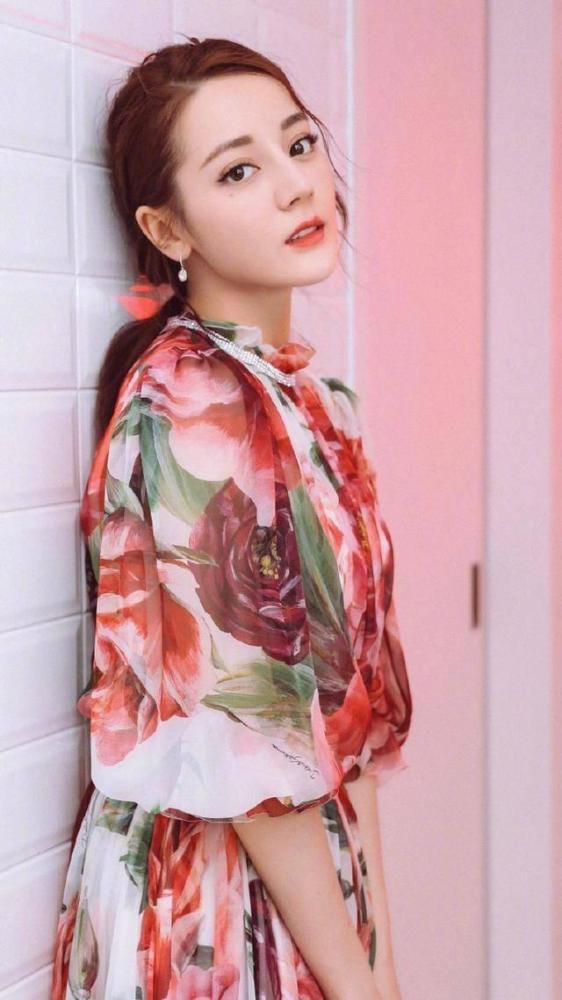 迪丽热巴出席活动,红配绿大花裙惹人注目,却因