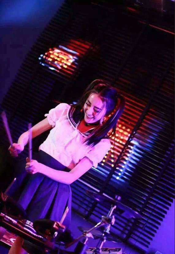 花旦扎双马尾 赵丽颖像天山同姥 热巴变身DJ妹