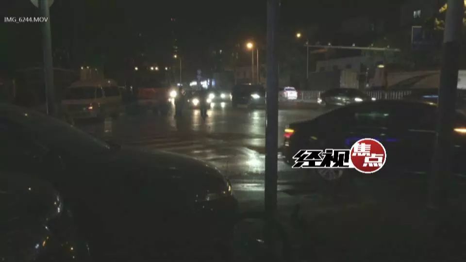 市民 陈先生告诉记者:   我路过的时候看到那边在加油   有些人抽烟