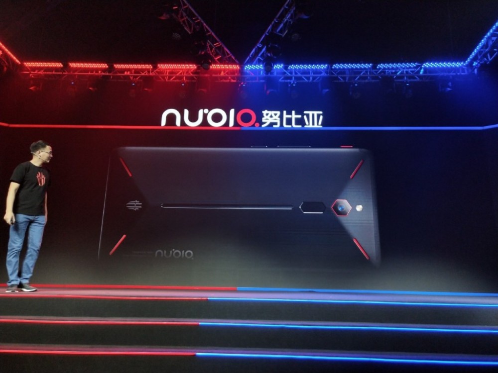 努比亚首款游戏手机红魔发布:有独立竞技按键