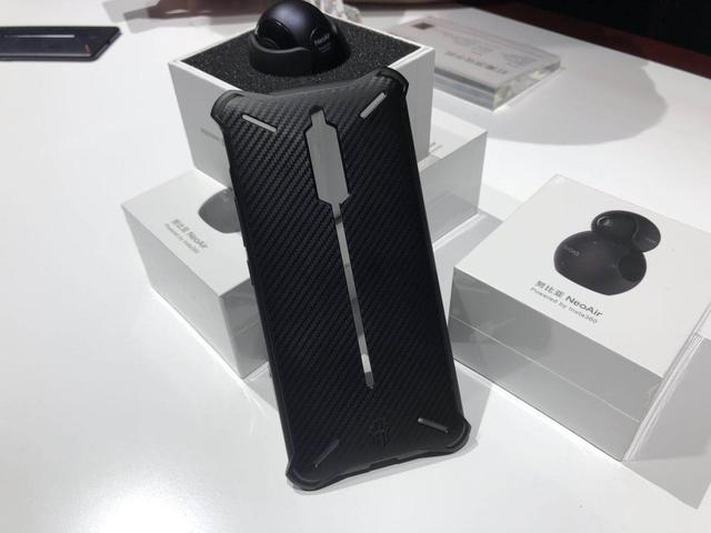 硬碰硬:红魔和黑鲨谁是最强游戏手机?