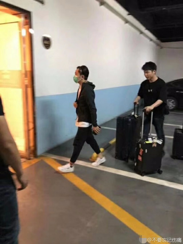 鹿晗为看关晓彤给他的生日留言,一时心急疯狂