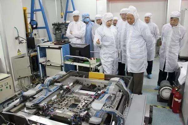 是啥卡了我们制造芯片的脖子?就是这么个小东