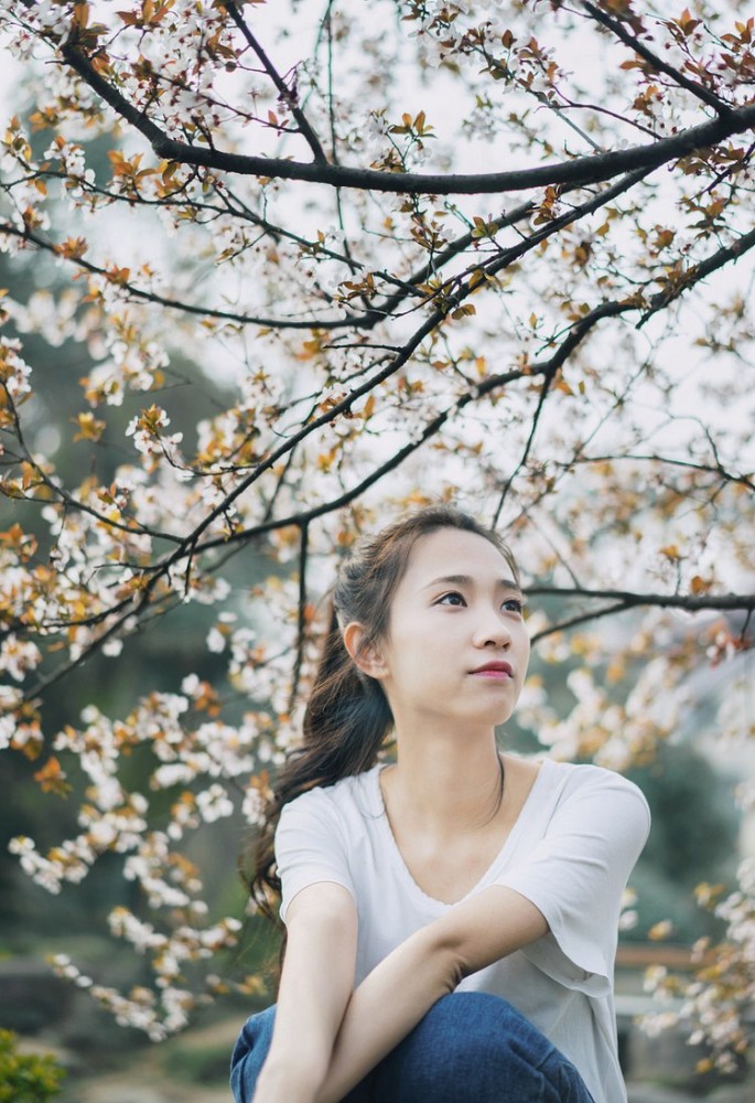 樱花树下嫣然一笑,小清新美少女随性照片,高冷有带点文质彬彬女神范!