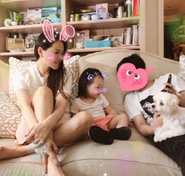 伊能静女儿,米粒,穿着白t小碎花书包,未满2岁上学了为