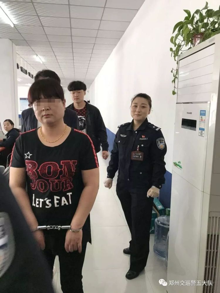 郑州:在逃女嫌犯来交警队换证被窗口女警抓获