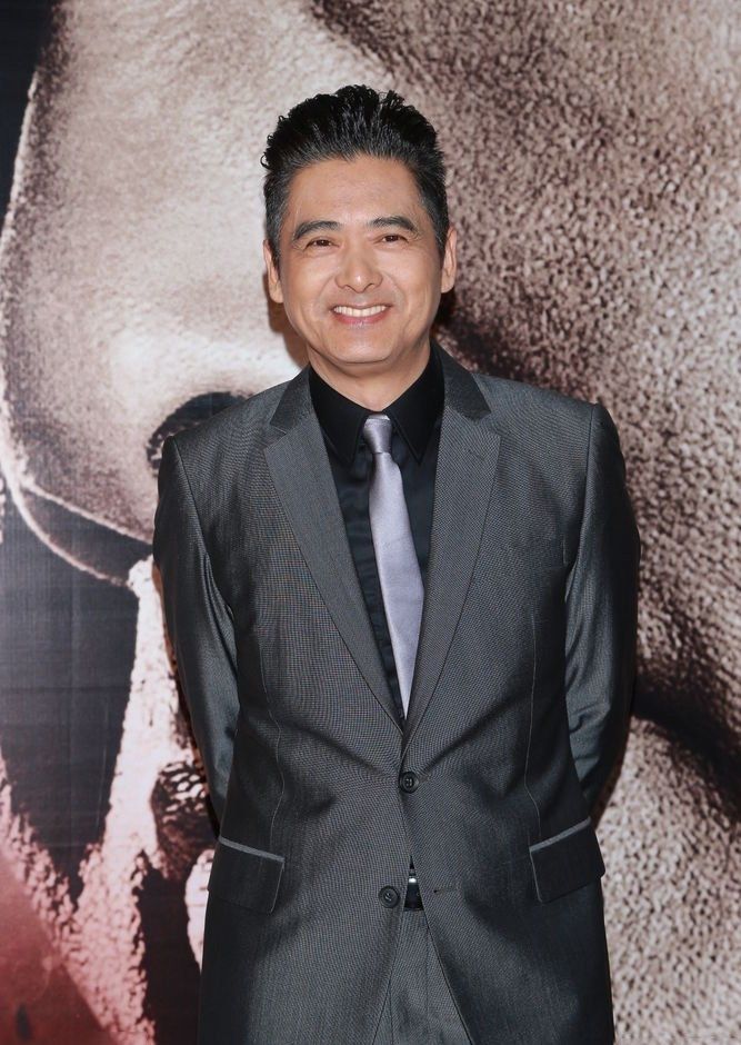 缝了5针后的周润发首露面!登山与粉丝自拍,帅气依旧!