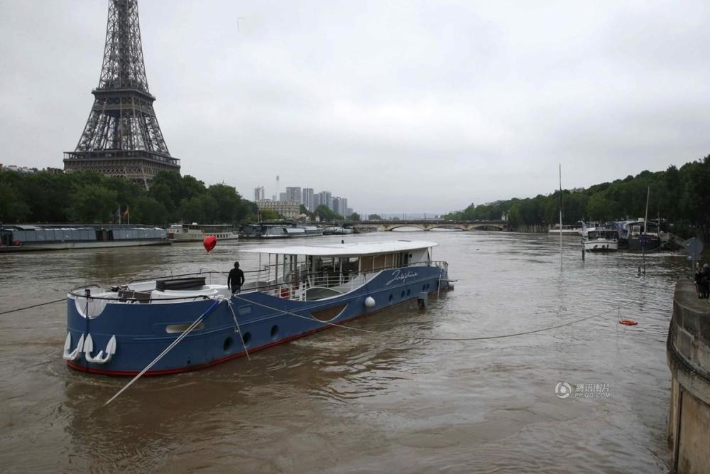 巴黎被淹男子趁机钓大鱼_学生时代网触屏版