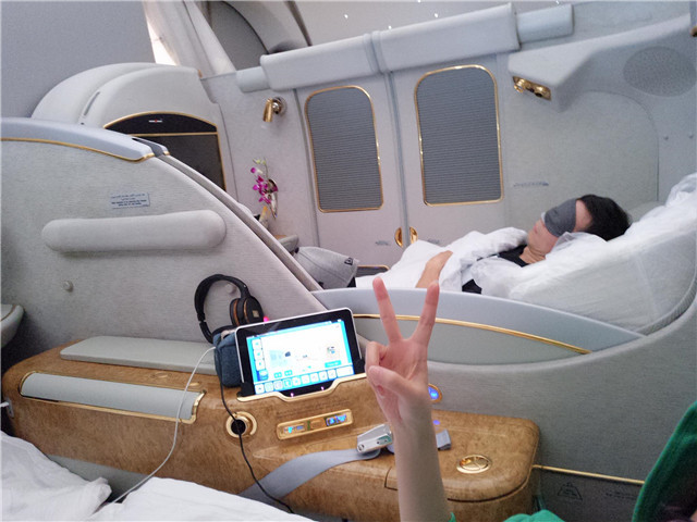 安以轩晒照秀恩爱,意外曝光豪华私人飞机内景