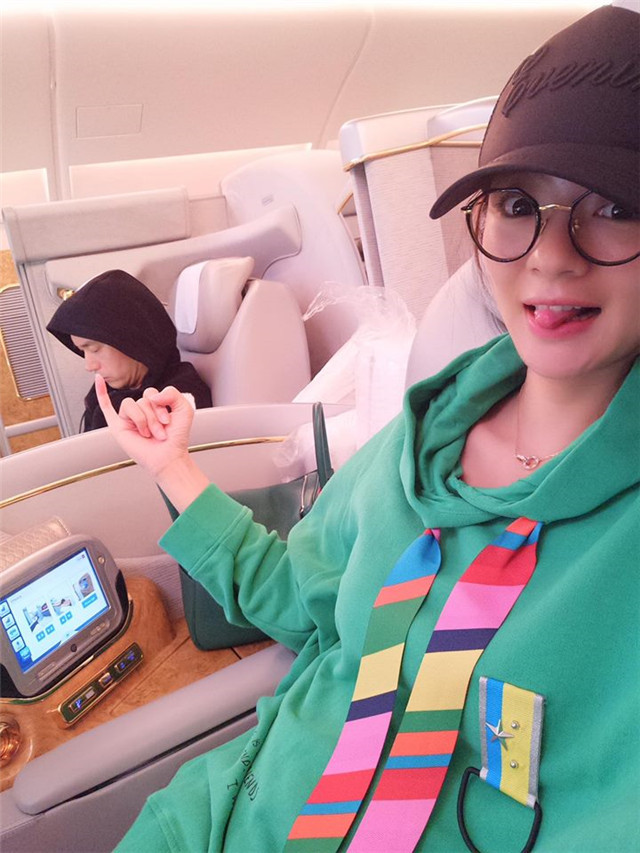 安以轩晒照秀恩爱,意外曝光豪华私人飞机内景