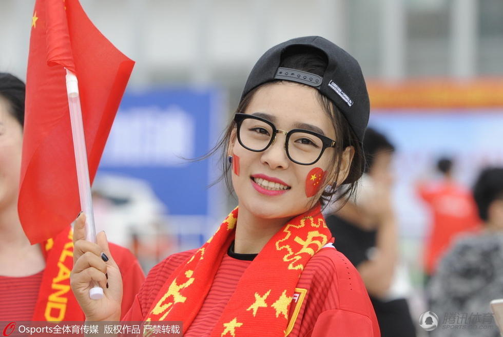 高清:国足球迷聚集赛场 美女抢眼小球迷呆萌