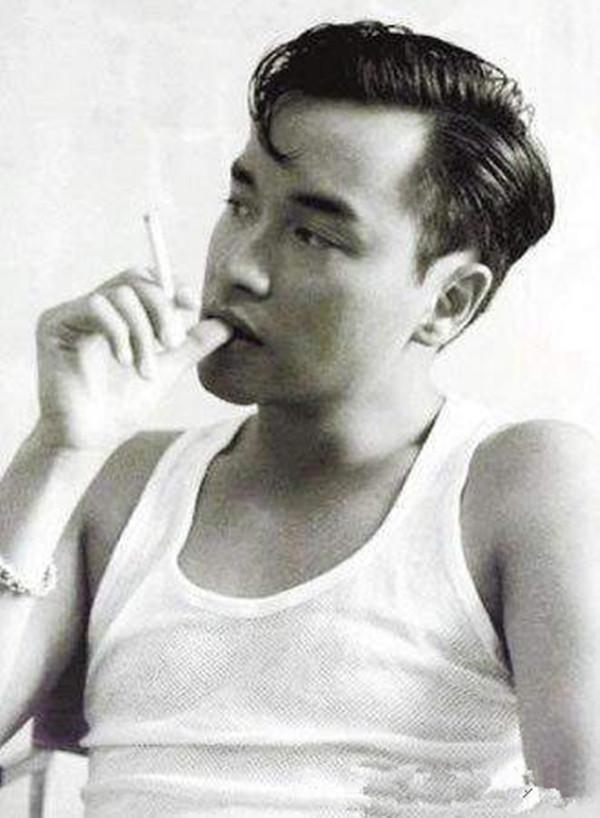 男明星抽烟:张晋一脸回味,张国荣吸手指冥思,黄磊形象