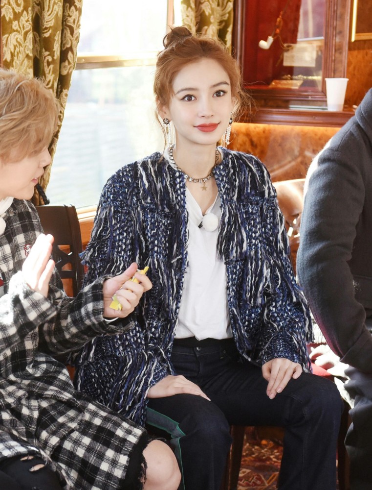 Angelababy最新跑男造型很养眼,网友:可这下巴