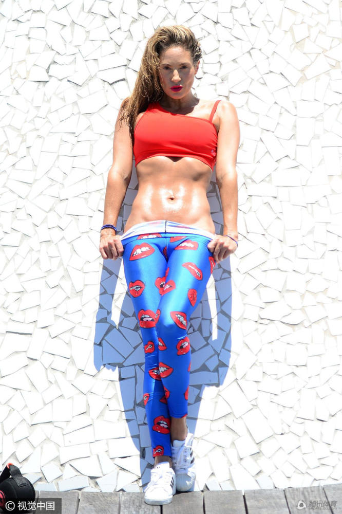 美女教练秀豪乳翘臀 当众宽衣解带人鱼线抢镜