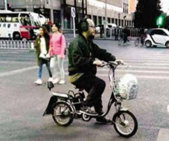 此后,有网友在地铁上遇到过窦唯,还有人碰到过窦唯在路上骑着电动车