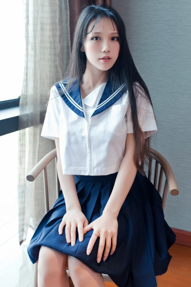 清秀丽人美少女制服好看急了 笑容更是迷人 看点快报