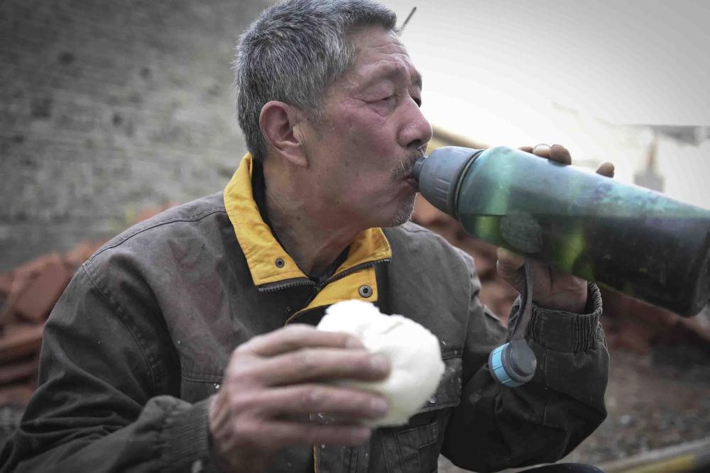 他脑出血昏迷:73岁父亲工地搬砖,母亲骨折不敢